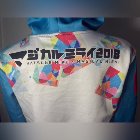 Stylish Black and White Patterned Top - Picture 4 of 12